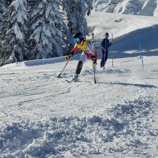 Paraski-Rennläufer fährt Slalom