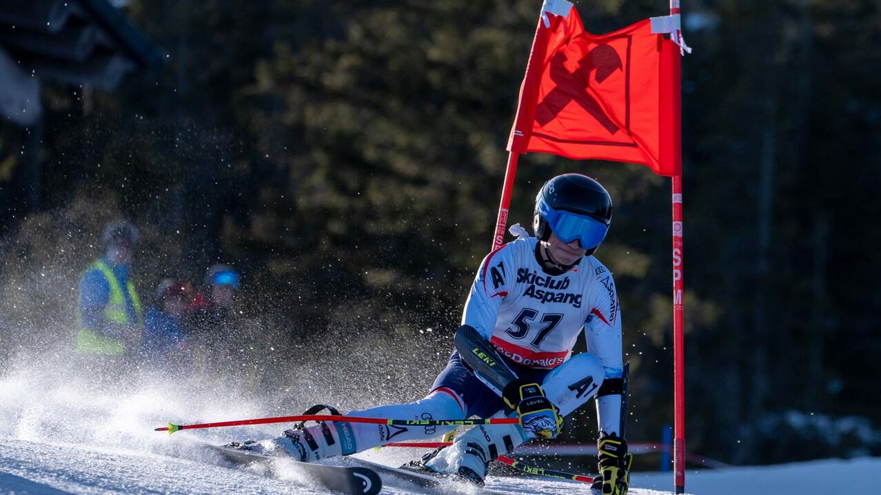 Ski-Rennläufer passiert ein Riesentorlauf-Tor | © Albert Reiter