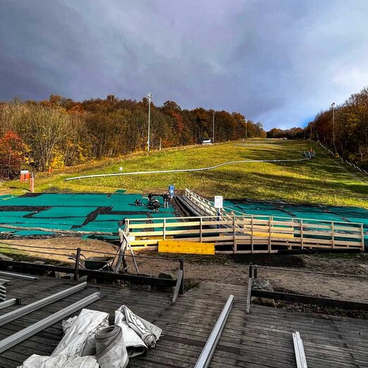 Weitwinkelaufnahme Hohe Wand Wiese, im Vordergrund Aufbau einer Mattenskipiste | © Philipp Scholler